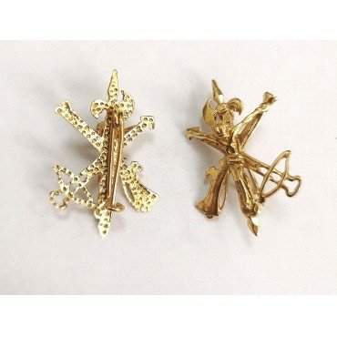 BROCHE COLLAR AMARILLO CRUZ  LEGION                                   